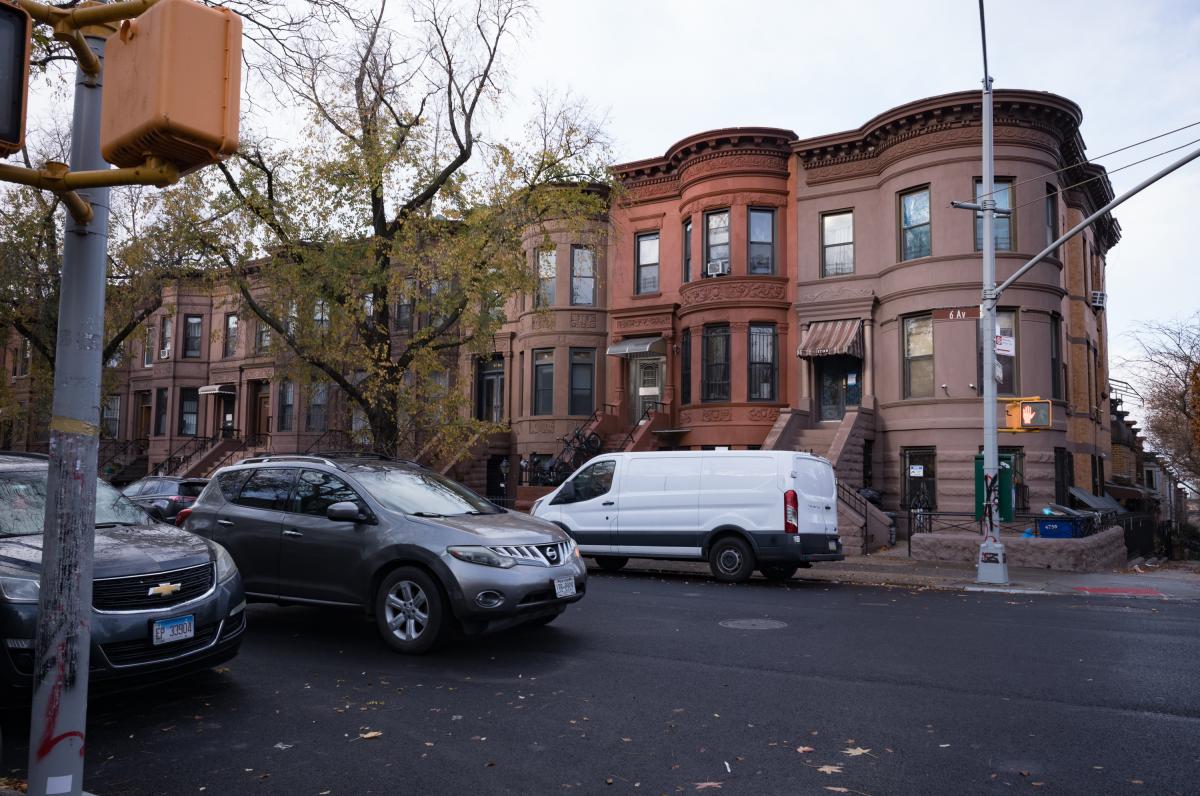 The townhouses along 6th Avenue are noticeably larger and fancier than the houses on the cross streets